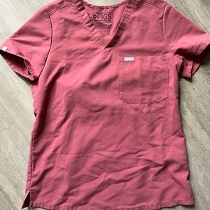 FIGS Catarina one pocket scrub top in mauve / sz xs